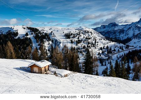 Casa a Passo Campolongo valle nei pressi della stazione sciistica di Arabba, Dolomiti, Italia