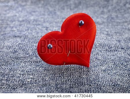 Rotes Herzsymbol Valentinstag auf Jeans-Textur-Hintergrund
