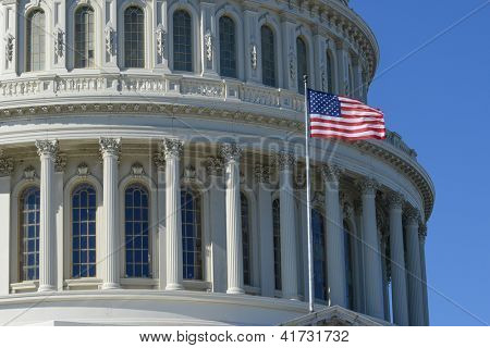 U.S. Capitol Hill dôme détail avec ondulation au premier plan de drapeau National nous - Washington DC, États-Unis