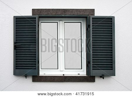 Ventana con persianas abiertas