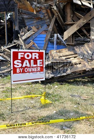 Maison avec du ruban de feu dommages et jaune d'attention et de signe de vente