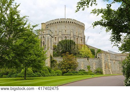 Windsor, Great Britain -may 25, 2016: Windsor Castle, Round Tower At Windsor Castle On A Spring Day.