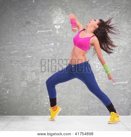 headbanging nowoczesny styl tancerz pozowanie na czarnym tle