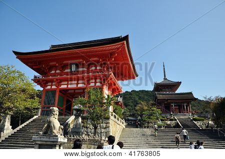 Kjóto-Oct 21: Vstup z Kyomizu chrámu proti modré obloze 21 října 2012 v Kjótu, Japonsko.