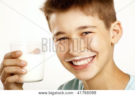 男孩喝牛奶