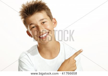 指向的男孩