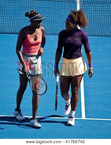 MELBOURNE - Januar 22: Venus (L) und Serena Williams aus den USA in einem Doppel-Match bei der 2013-Aust