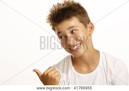 指向的男孩