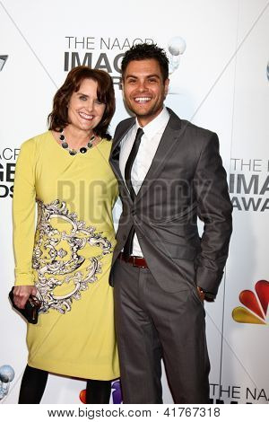 LOS ANGELES - JAN-31: Erik Valdez und Mutter kommt bei der 44. NAACP Image Awards am Schrein A