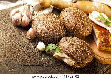 boczek i chleb żytni