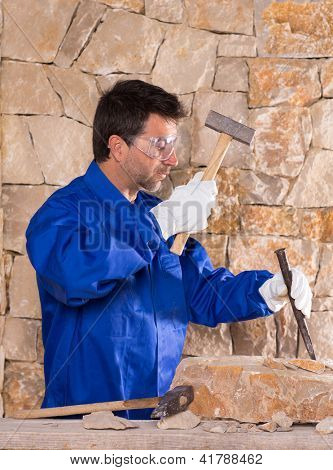 돌 벽 건설에 근무 하는 망치와 벽돌 메이슨 stonecutter 남자