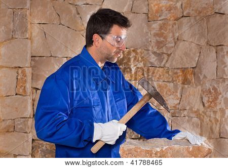 돌 벽 건설에 근무 하는 망치와 벽돌 메이슨 stonecutter 남자