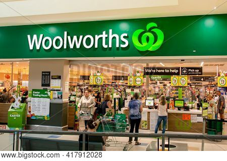 Dubbo, Australia 2021-04-05. Exterior View Of Woolworths Supermarket In Australia.