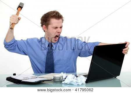 ผู้บริหารจะชนแล็ปท็อปของเขา ด้วยค้อน