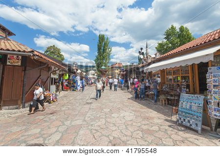 SARAJEVO, Bósnia - 11 de agosto: Área de mercado de pedestre de Bascarsija, em 11 de agosto de 2012, em Sarajevo, 