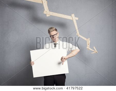 コンセプト： 事業衰退。ビジネスマンの s で白い空看板でに親指を与える不快感