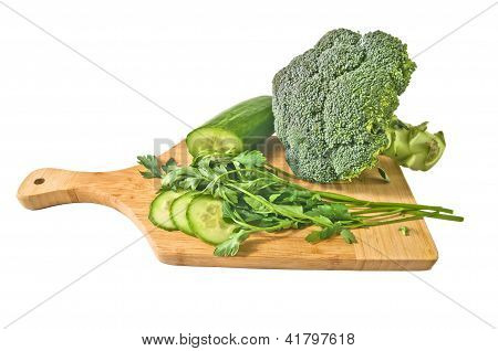 Vegetais verdes em uma placa de madeira