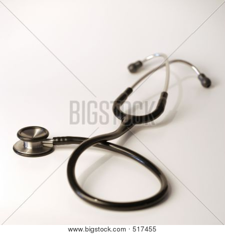 Stetoskop na bílém pozadí