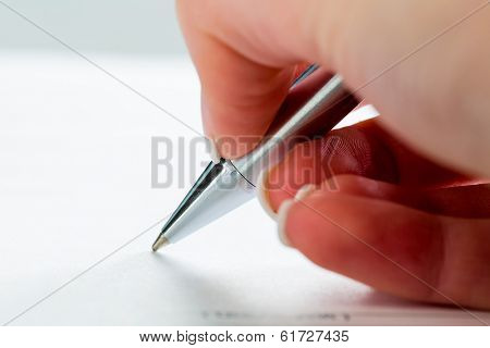 a hand with a fountain pen in the untrerschrift under a contract or testament.