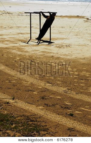 Uomo che fa parallele sulla spiaggia