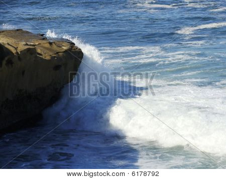 Fale na skale urwiska w Lajolla Cove