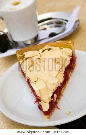 ovocný koláč z červeného rybízu a cappuccino, zblízka