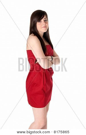 Giovane bella ragazza con vestito rosso in piedi isolato su sfondo bianco.