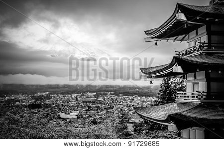 Cloudy Fujisan at chureito pagoda . .