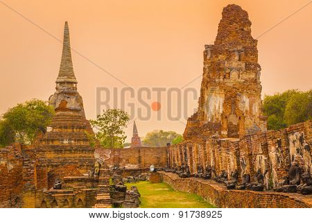 Wat Mahathat. Ayutthaya historical park. Sunset