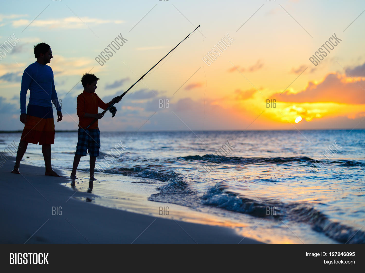 Shore fishing. Рыба на удочке. Fishing with friends. Берингово море рыбалка. Морская рыбалка.