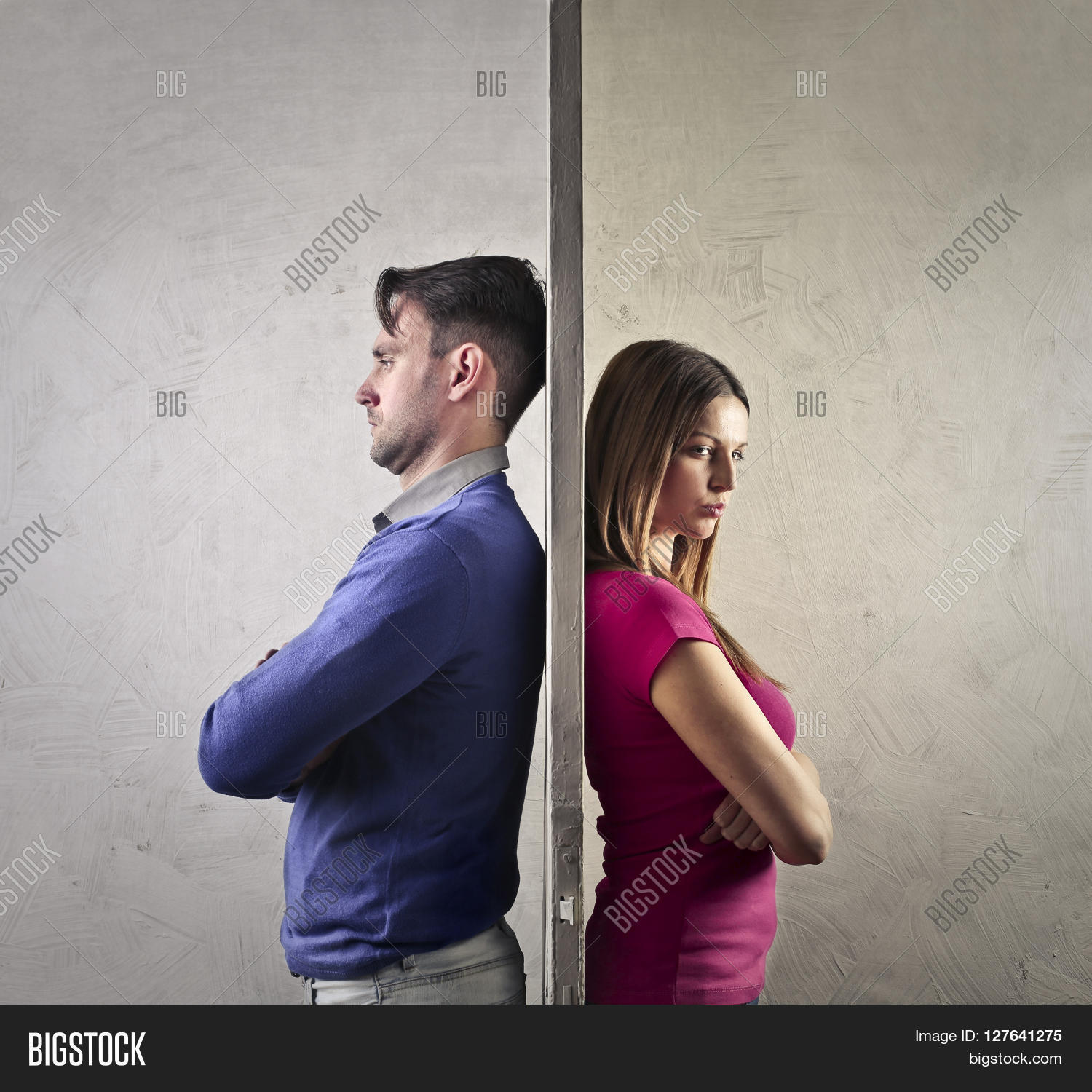 Любовь на расстоянии арт. Люди бегут держась за руки. Девушка и парень границы. Два человека бегут за руку. Любовь на расстоянии.