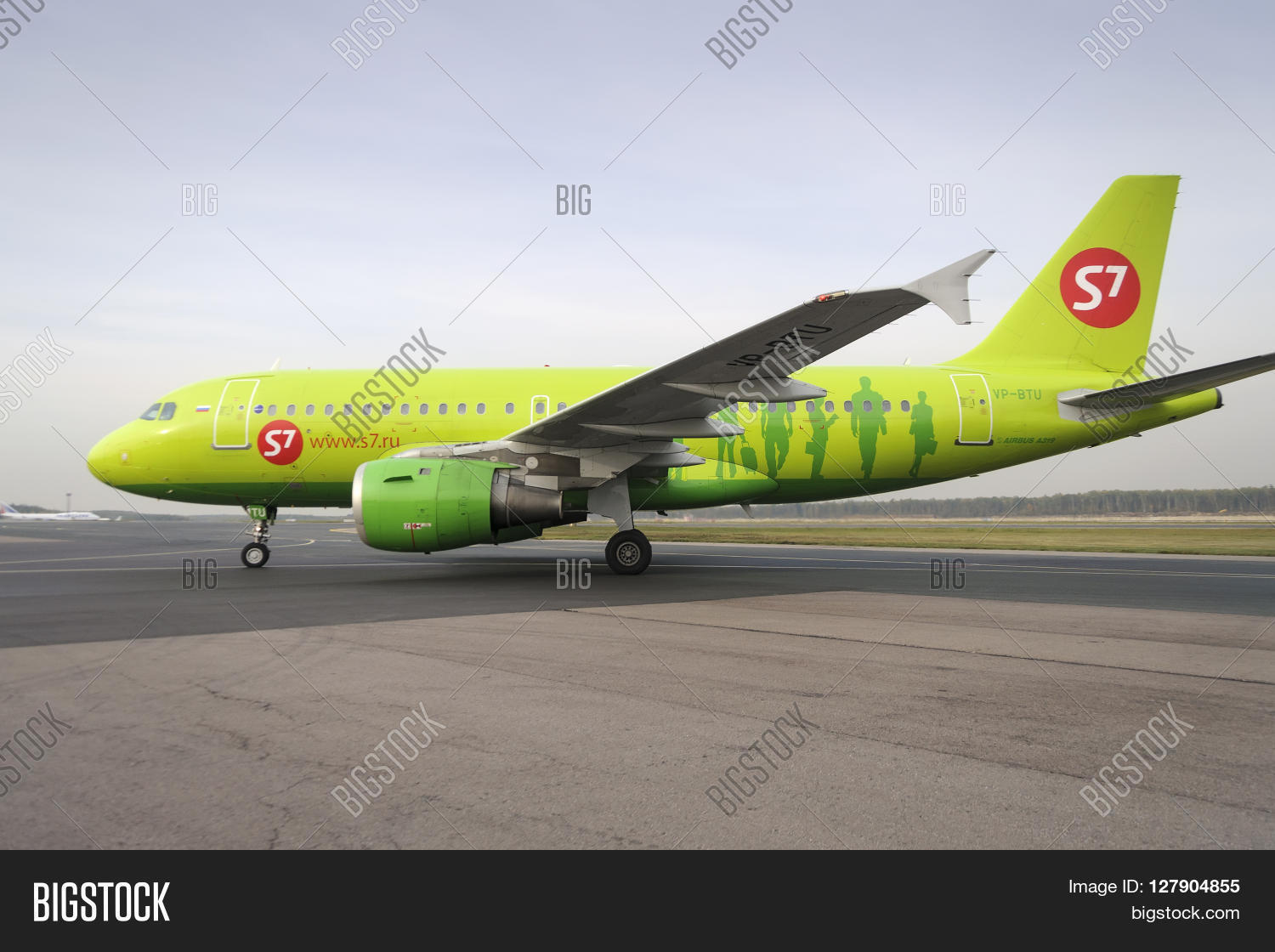 Plane Makes Taxiing On Image & Photo (Free Trial) Bigstock