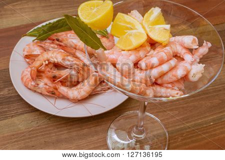 prawns cooked dish, cup peeled shrimp, bay leaves