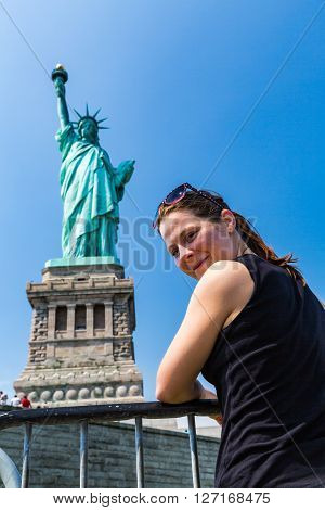 Model Jana Making A Selfie In Front Of The Statue Of Liberty