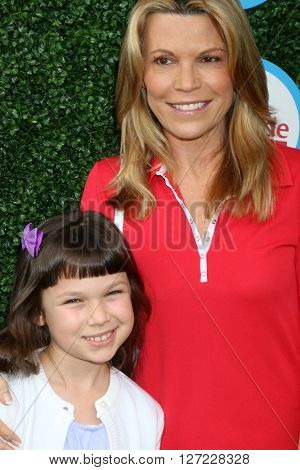 LOS ANGELES - APR 24:  Vanna White, granddaughter Kiara at the Safe Kids Day at the Smashbox Studios on April 24, 2016 in Culver City, CA