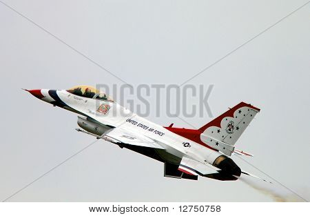 Thunderbird F-16, #6 a passo lento