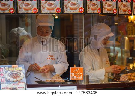 YOKOHAMA JAPAN - NOVEMBER 24 2015: Chinese food vendor on the side of streets of Yokohama Chinatown
