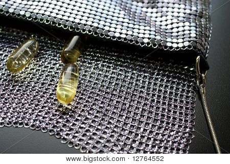 夜のバッグで魚の油のカプセル