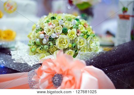 wedding table decoration with pink ribbons and flowers