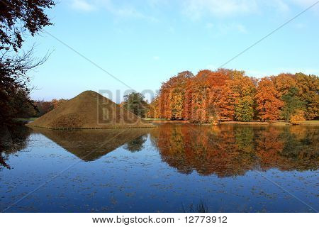 Pyramide e lago in un parco in autunno