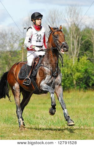 Sci di fondo in Russia, a cavallo di donna