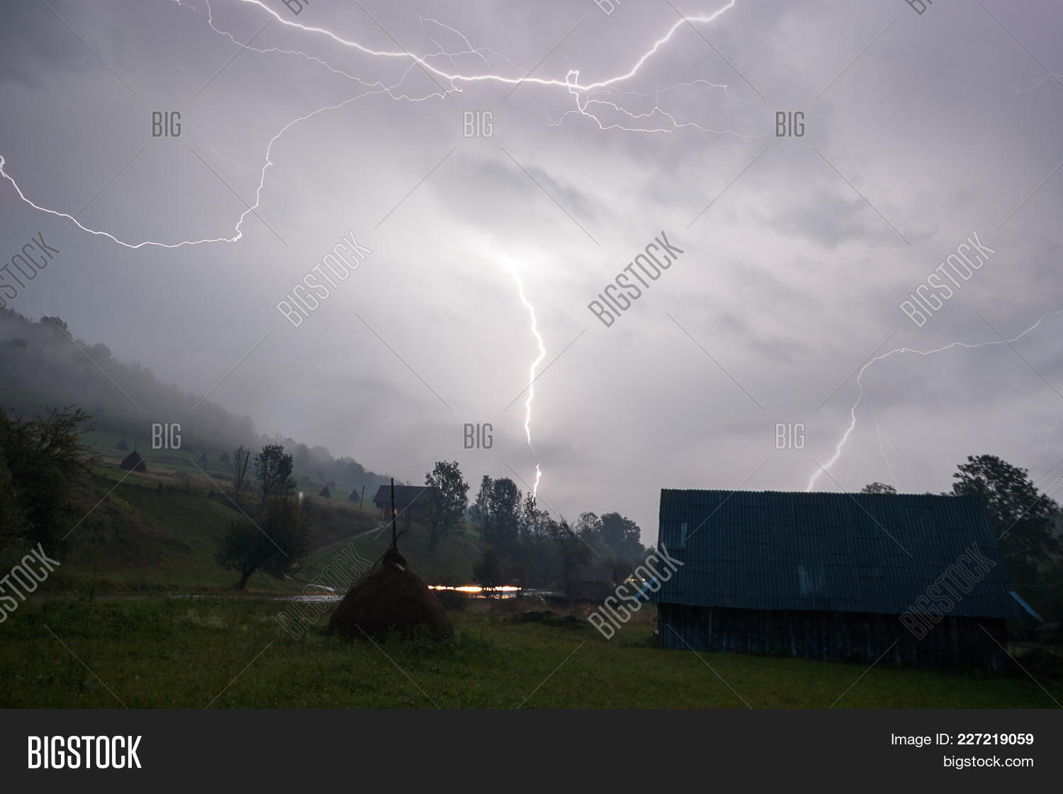 heavy thunderstorm powerpoint template powerpoint template heavy