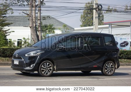 Toyota Sienta Mini Mpv Van.