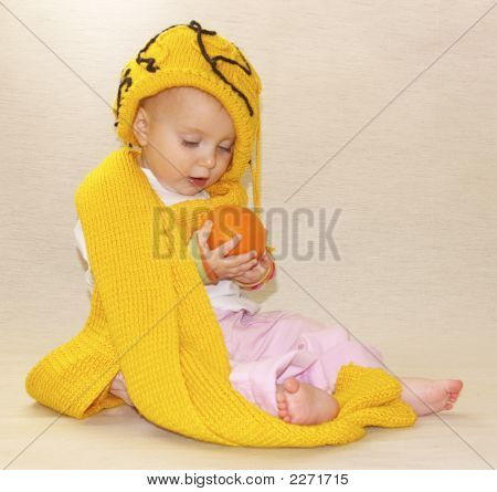 Niña, tapa amarilla y bufanda