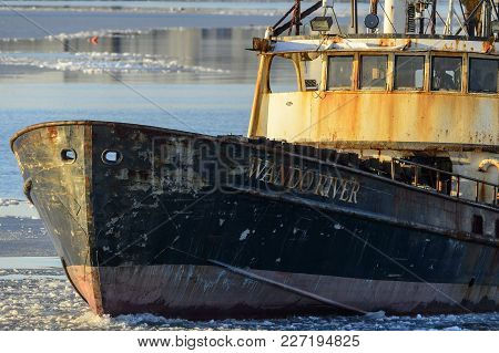 New Bedford, Massachusetts, Usa - January 10, 2018: Fishing Vessel Wando River Plowing Through Thin 