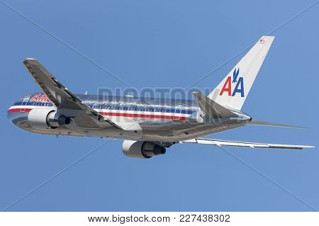 Los Angeles, California, Usa - March 10, 2010: American Airlines Boeing 767 Taking Off From Los Ange