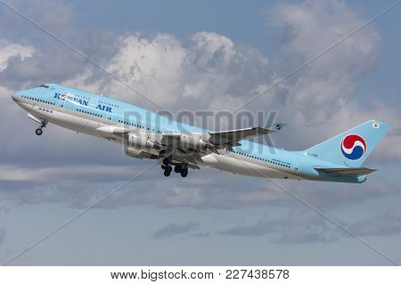Los Angeles, California, Usa - March 10, 2010: Korean Air Boeing 747 Jumbo Jet Taking Off From Los A