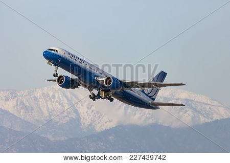 Los Angeles, California, Usa - March 10, 2010: United Airlines Boeing 757 Departing Los Angeles Inte