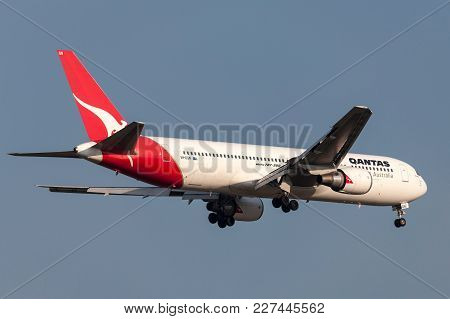Melbourne, Australia - September 28, 2011: Qantas Boeing 767-338/er Vh-ogn On Approach To Land At Me