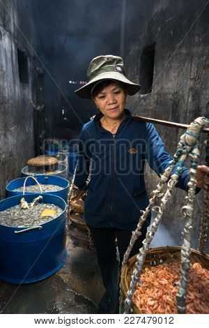 Quy Nhon, Vietnam - Oct 22, 2016: Seafood Processing At Fish Market In Quy Nhon, South Vietnam. A Wo